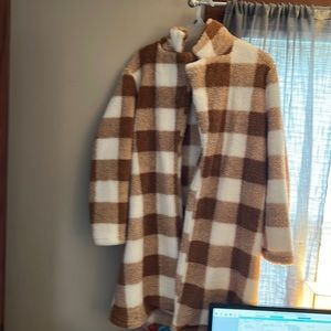 Long sweater, very warm, perfect to go over a blouse or light shirt.